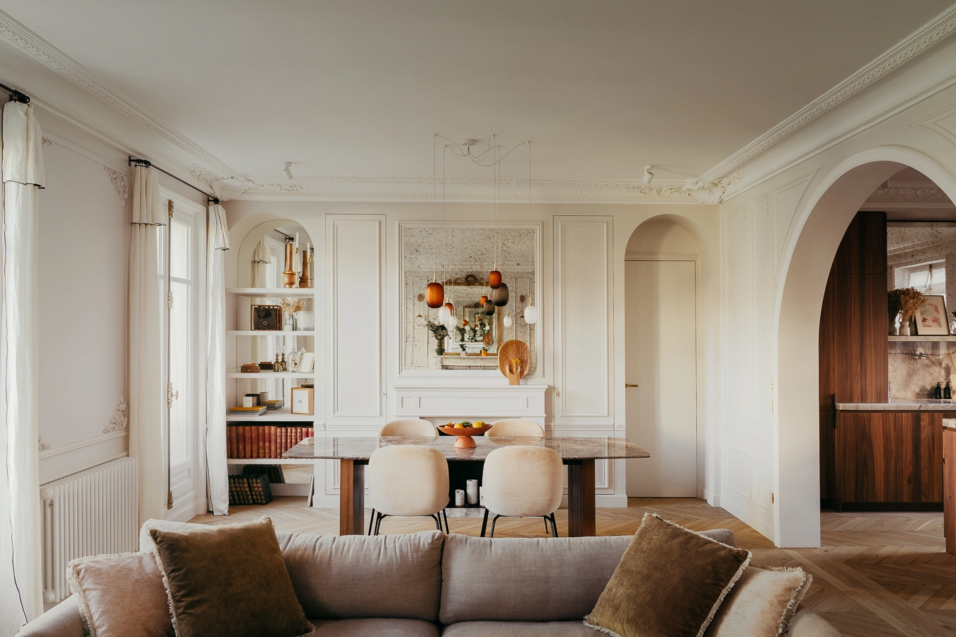 Intérieur d'un appartement parisien meublé avec goût