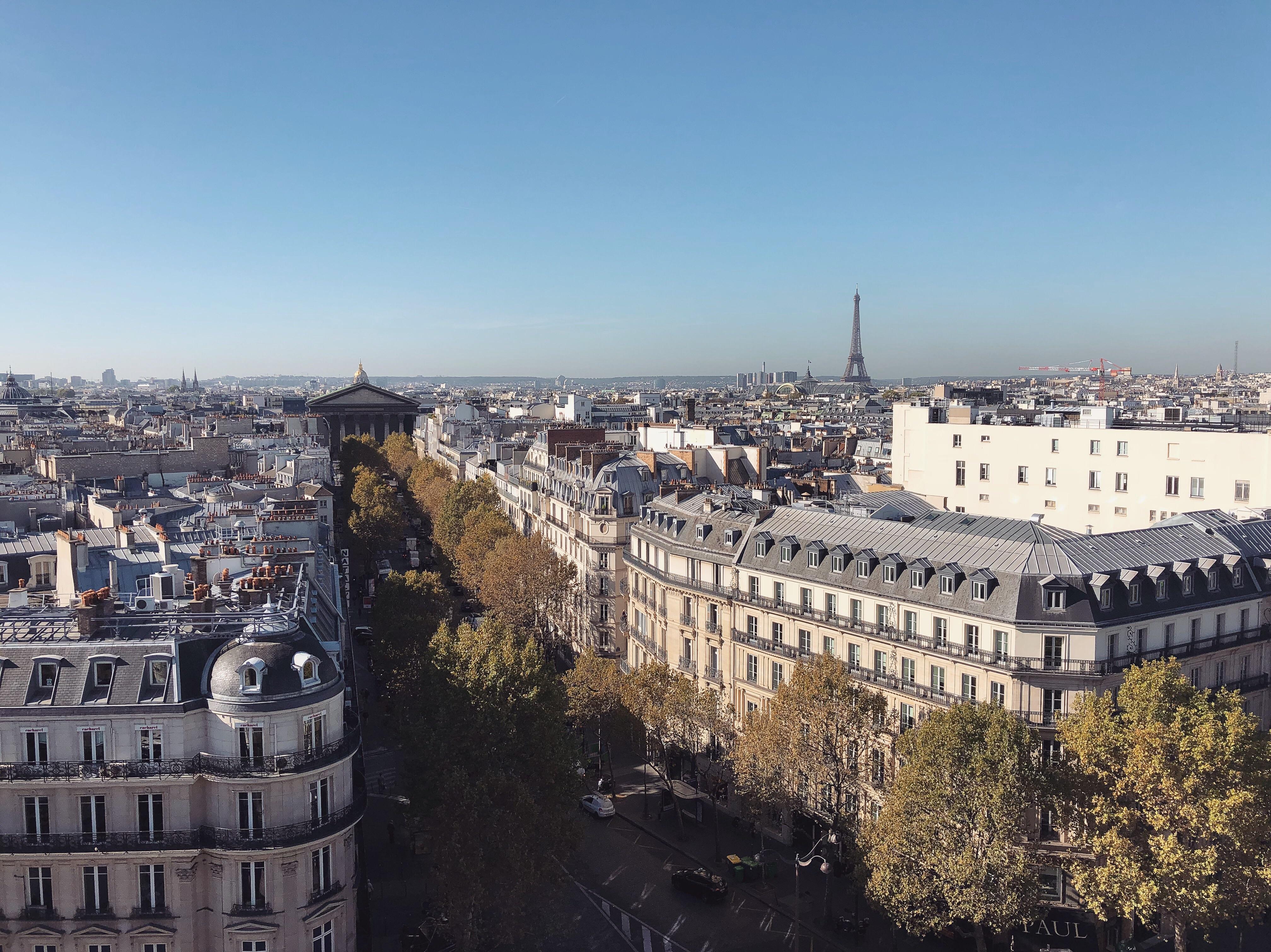 Vue sur les toits de Paris au coucher du soleil
